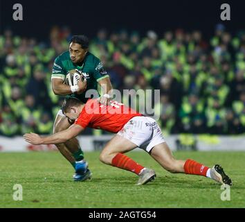 Galway Sportsgrounds, Galway, Connacht, Irlanda. Il 21 dicembre 2019; Galway Sportsgrounds, Galway, Connacht, Irlanda; Guinness Pro 14 Rugby, Connacht versus Munster; Dan Goggin (Munster) affronta Bundee Aki (Connacht) - Uso editoriale Foto Stock