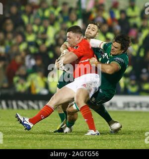 Galway Sportsgrounds, Galway, Connacht, Irlanda. Il 21 dicembre 2019; Galway Sportsgrounds, Galway, Connacht, Irlanda; Guinness Pro 14 Rugby, Connacht versus Munster; Quinn Roux e caolino lama (Connacht) interrompere il ciclo da Craig Casey (Munster) - Uso editoriale Foto Stock