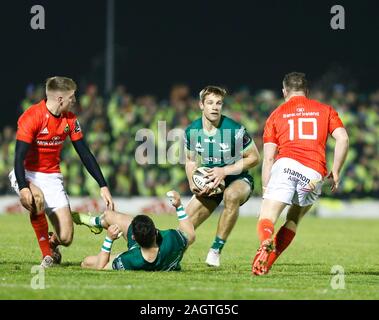 Galway Sportsgrounds, Galway, Connacht, Irlanda. Il 21 dicembre 2019; Galway Sportsgrounds, Galway, Connacht, Irlanda; Guinness Pro 14 Rugby, Connacht versus Munster; Kyle Godwin (Connacht) cerca un modo in passato JJ Hanrahan (Munster) - Uso editoriale Foto Stock