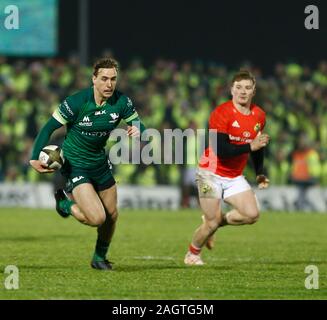 Galway Sportsgrounds, Galway, Connacht, Irlanda. Il 21 dicembre 2019; Galway Sportsgrounds, Galway, Connacht, Irlanda; Guinness Pro 14 Rugby, Connacht versus Munster; Giovanni portico su un attacco eseguito per il Connacht - uso editoriale Foto Stock