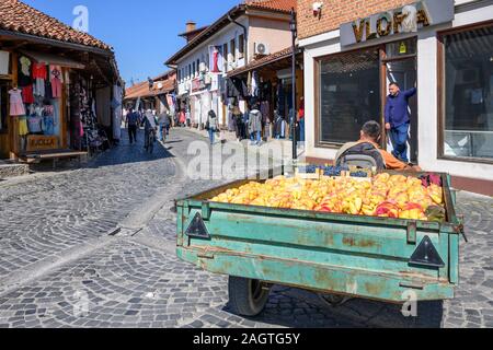 La vendita di frutta e verdura da un rimorchio nel Vecchio Bazar Ottomano nella città di Gjakova, Đakovica, nella Repubblica del Kosovo nella centrale esitano di fronte Foto Stock