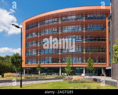 Dettaglio della parte curva di architettura di Vijay Patel edificio comprendente sun-ombra louvres, De Montford Campus Universitario, Leicester, England, Regno Unito Foto Stock