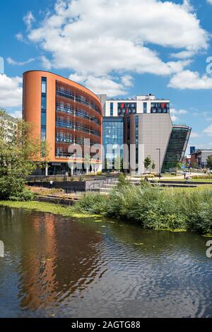 Architettura moderna del Vijay Patel edificio con fiume Soar davanti, De Montford Campus Universitario, Leicester, England, Regno Unito Foto Stock