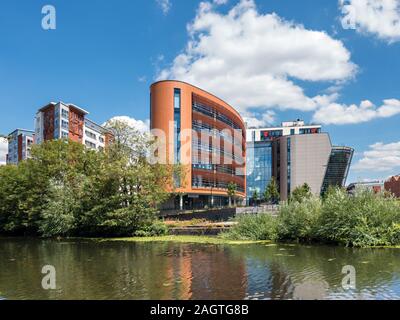 Moderno Vijay Patel edificio con alloggi per studenti appartamenti (sulla sinistra) e il fiume Soar davanti, De Montford University di Leicester, England, Regno Unito Foto Stock