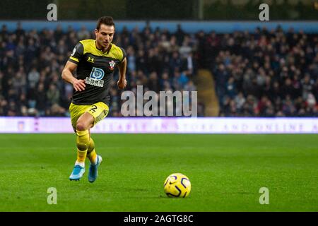 BIRMINGHAM, Inghilterra - Dicembre 21st Cdric Soares di Southampton sulla palla durante il match di Premier League tra Aston Villa e Southampton a Villa Park, Birmingham sabato 21 dicembre 2019. (Credit: Alan Hayward | MI News) La fotografia può essere utilizzata solo per il giornale e/o rivista scopi editoriali, è richiesta una licenza per uso commerciale Credito: MI News & Sport /Alamy Live News Foto Stock