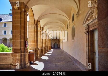 Immagine del cortile e passeggiate di abbazia Saint Sauveur, Redon, Brittany, Francia. Redon è una popolare destinazione turistica con numerosi negozi, ristoranti, trai Foto Stock