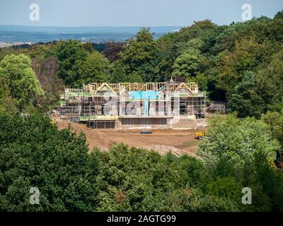 Nuovo paese mansion house con un ponteggio in costruzione nel bosco vicino a Newtown Linford, Leicestershire, England, Regno Unito Foto Stock