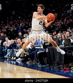 Philadelphia, PA, Stati Uniti d'America. Xxi Dec, 2019. Dicembre 21, 2019: Villanova guard Collin Gillespie #2 consente di risparmiare una sfera allentati durante il NCAA basketball match tra il Kansas Jayhawks e Villanova Wildcats presso la Wells Fargo Center di Philadelphia, Pennsylvania. Scott Serio/Cal Sport Media/Alamy Live News Foto Stock