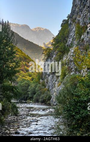 Autunno in Rugova canyon, uno dei più lunga d'Europa canyon, vicino alla città di Pec (Peja) nella Repubblica del Kosovo, centrale Balcani. Foto Stock