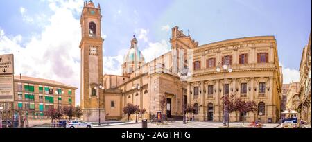 Giugno 24, 2018 - Caltagirone, Sicilia, Italia. Una vista del municipio di Caltagirone, Sicilia. Foto Stock