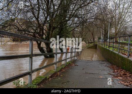 Maidstone Kent, Inghilterra - 21 DIC 2019: Maidstone centro città durante l'alluvione del fiume Medway Foto Stock