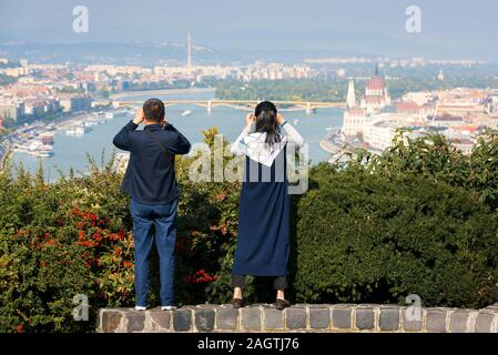 Due turisti di scattare una foto del famoso panorama di Budapest, vista posteriore Foto Stock