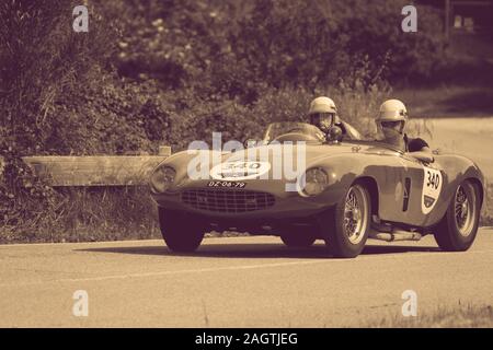 PESARO COLLE SAN BARTOLO , Italia - Maggio 17 - 2018 : Ferrari 750 MONZA SPIDER SCAGLIETTI 1954 su una vecchia macchina da corsa nel rally Mille Miglia 2018 il famoso Foto Stock