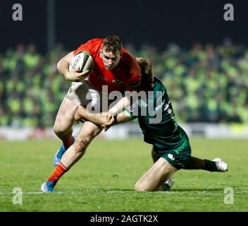 Galway Sportsgrounds, Galway, Connacht, Irlanda. Xxi Dec, 2019. Guinness Pro 14 Rugby, Connacht versus Munster; Chris Farrell su un attacco eseguito per Munster - Editoriale usare carte di credito: Azione Plus sport/Alamy Live News Foto Stock