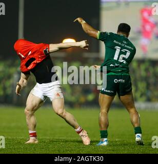 Galway Sportsgrounds, Galway, Connacht, Irlanda. Xxi Dec, 2019. Guinness Pro 14 Rugby, Connacht versus Munster; Bundee Aki (Connacht) e Chris Cloete (Munster) ottenere in un groviglio - Editoriale usare carte di credito: Azione Plus sport/Alamy Live News Foto Stock