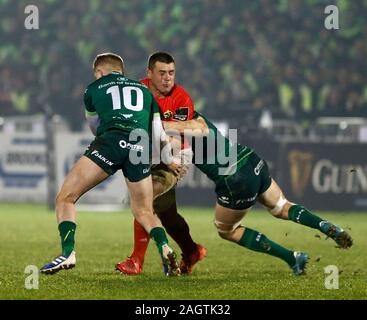 Galway Sportsgrounds, Galway, Connacht, Irlanda. Xxi Dec, 2019. Guinness Pro 14 Rugby, Connacht versus Munster; Conor Fitzgerald e Eoin McKeon (Connacht) stop CJ Stander (Munster) avanza - Editoriale usare carte di credito: Azione Plus sport/Alamy Live News Foto Stock