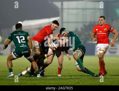 Galway Sportsgrounds, Galway, Connacht, Irlanda. Xxi Dec, 2019. Guinness Pro 14 Rugby, Connacht versus Munster; Connacht openside flanker Paul Boyle tenta di arrestare un attacco di Munster - Editoriale usare carte di credito: Azione Plus sport/Alamy Live News Foto Stock