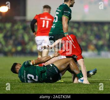 Galway Sportsgrounds, Galway, Connacht, Irlanda. Xxi Dec, 2019. Guinness Pro 14 Rugby, Connacht versus Munster; Bundee Aki (Connacht) ottiene una salda presa del Chris Cloete (Munster) jersey - Editoriale usare carte di credito: Azione Plus sport/Alamy Live News Foto Stock