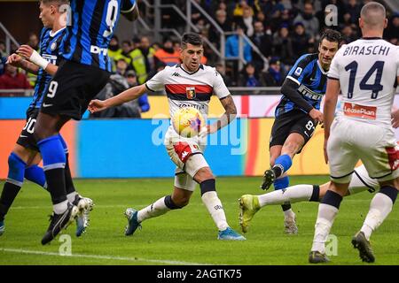 Milano, Italia. Xxi Dec, 2019. Antonio Candreva di FC Internazionale durante la Serie A match tra Inter e Milan e Genoa allo stadio San Siro di Milano, Italia il 21 dicembre 2019. Foto di Mattia Ozbot. Solo uso editoriale, è richiesta una licenza per uso commerciale. Nessun uso in scommesse, giochi o un singolo giocatore/club/league pubblicazioni. Credit: UK Sports Pics Ltd/Alamy Live News Foto Stock