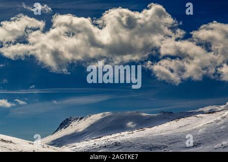 Paesaggio invernale dell'altopiano innevato di campo Imperatore. Catena montuosa del Gran Sasso, campo Imperatore. Abruzzo, Italia, Europa Foto Stock