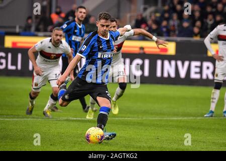 Milano, Italia. Xxi Dec, 2019. Sebastiano Esposito di FC Internazionale durante la Serie A match tra Inter e Milan e Genoa allo stadio San Siro di Milano, Italia il 21 dicembre 2019. Foto di Mattia Ozbot. Solo uso editoriale, è richiesta una licenza per uso commerciale. Nessun uso in scommesse, giochi o un singolo giocatore/club/league pubblicazioni. Credit: UK Sports Pics Ltd/Alamy Live News Foto Stock