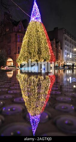 Central London, Londra, 21 dic 2019. Ben illuminata di albero di Natale al di fuori il Connaught Hotel a Mayfair. Negozi, alberghi, ristoranti e residenze hanno tutte addobbate le sale decorate e i loro ingressi nella festosa splendore intorno a Mayfair e Oxford Street e Regent Street a Londra negli ultimi giorni prima di Natale. Foto Stock