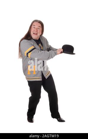Un uomo indigeno in una giacca grigia e lunga brunette capelli presentando il suo cappello nero, isolato per sfondo bianco Foto Stock