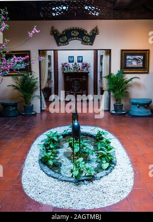 Interno di casa tradizionale con laghetto centrale carpa sala e collezione di opere d'arte privata, ho Tay sobborgo, West Lake, Hanoi, Vietnam, Asia Foto Stock