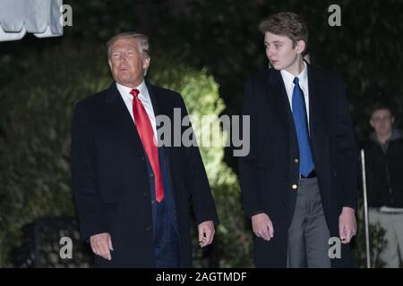 Washington, Distretto di Columbia, Stati Uniti d'America. Xx Dec, 2019. Il Presidente degli Stati Uniti, Trump e suo figlio Barron Trump partono per la Casa Bianca a Washington DC per la cerimonia della firma per S.1790, la difesa nazionale atto di autorizzazione per l'anno fiscale 2020 e quindi in Florida per le loro vacanze Venerdì, Dicembre 20, 2019 Credit: Chris Kleponis/CNP/ZUMA filo/Alamy Live News Foto Stock