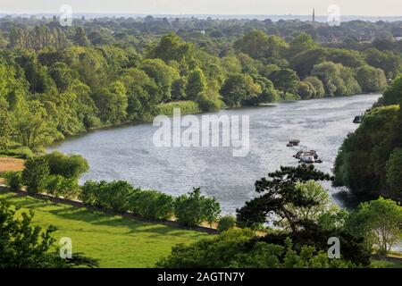 Viste da Richmond Hill attraverso il Fiume Tamigi per parcheggiare e prateria in un giorno di estate a Sunshine, Richmond Upon Thames, Surrey, Regno Unito Foto Stock