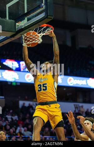 Winston-Salem, NC, Stati Uniti d'America. Dicembre 21, 2019: North Carolina A&T Aggies avanti Tyrone Lione (35) passa per le dunk durante la seconda metà del NCAA Basketball matchup LJVM al Colosseo in Winston-Salem, NC. (Scott Kinser/Cal Sport Media) Foto Stock