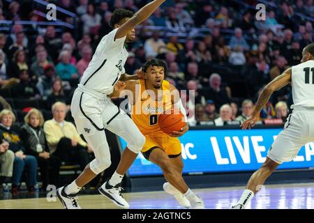 Winston-Salem, NC, Stati Uniti d'America. Dicembre 21, 2019: Wake Forest Demon diaconi avanti Mucius Isaia (1) difende la trasmissione dalla Carolina del Nord A&T Aggies guard Andre Jackson (0) durante la seconda metà del NCAA Basketball matchup LJVM al Colosseo in Winston-Salem, NC. (Scott Kinser/Cal Sport Media) Foto Stock