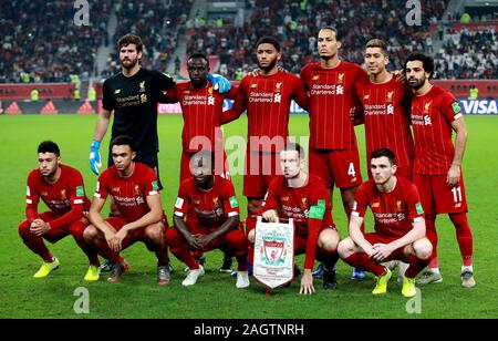 Liverpool (Alisson torna da sinistra a destra), Sadio Mane, Joe Gomez, Virgilio van Dijk, Roberto Firmino, Mohamed Salah, Alex Oxlade-Chamberlain (anteriore da sinistra a destra), Trento Alexander-Arnold, Naby Keita, Giordania Henderson e Andrea Robertson in posa per una fotografia prima di kick-off nel Club FIFA World Cup finale Al Khalifa International Stadium di Doha. Foto Stock