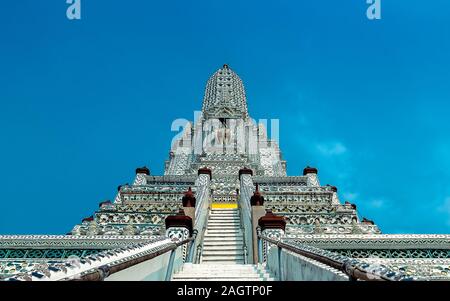 Asia, Thailandia, Bangkok, Wat Arun tempio Buddista vicino al fiume Chao Phraya Foto Stock