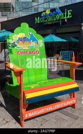 Sedia gigante al di fuori il Margaritaville bar e ristorante sul molo della marina, Chicago, Illinois, Stati Uniti d'America. Foto Stock