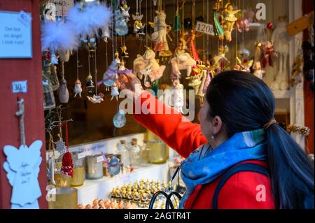 Stoccolma, Svezia, 18 Dicembre 2019: Natale atmosfera della città. La donna nel mercato di Natale a Stoccolma la Città Vecchia. Vendita delle tradizionali Chris Foto Stock