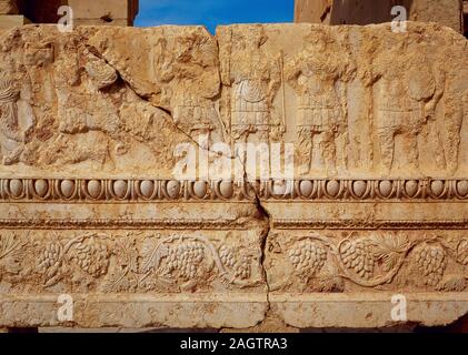 Siria, Palmyra. Tempio di Bel. Rilievo di un architrave con raffigurazione dei cittadini di Palmyra in processione facendo offerte al dio Bel. Foto scattata prima della Siria guerra civile. Foto Stock