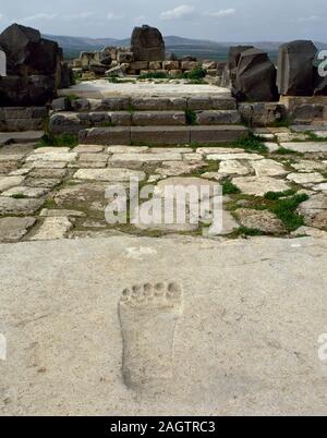 La Siria. Ain Dara. Età del ferro. Tempio Syro-Hittite, c. 1300 BC-740 BC. Footprint scolpito sul pavimento di pietra del portico. La Siria. Foto scattata prima della Siria guerra civile. Il tempio fu notevolmente danneggiata da Bagno turco Forze Aeree nel 2018. Foto Stock