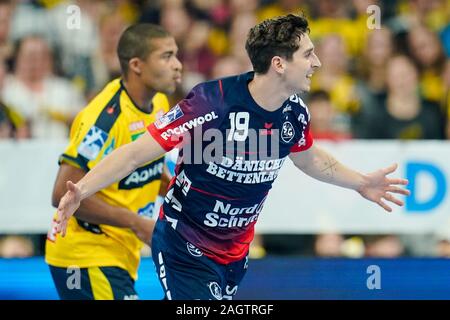 Mannheim, Germania. Xxi Dec, 2019. Pallamano: Bundesliga, XX Giornata Rhein-Neckar Löwen - SG Flensburg-Handewitt, SAP Arena. Flensburg's Marius cheers Steinhauser oltre un cancello. Credito: Uwe Anspach/dpa/Alamy Live News Foto Stock