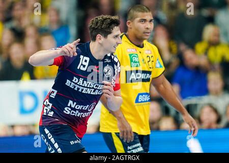 Mannheim, Germania. Xxi Dec, 2019. Pallamano: Bundesliga, XX Giornata Rhein-Neckar Löwen - SG Flensburg-Handewitt, SAP Arena. Flensburg's Marius cheers Steinhauser oltre un cancello. Credito: Uwe Anspach/dpa/Alamy Live News Foto Stock