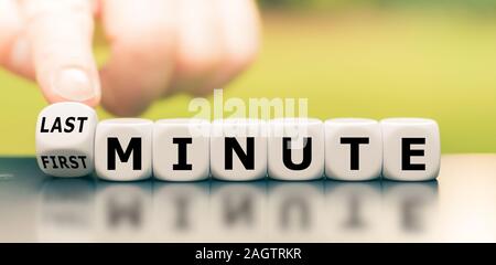 Canto diventa un dado e cambia l'espressione 'primo minuto' a 'last minute'. Foto Stock