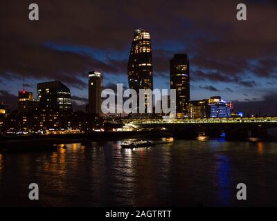 Blackfriars Ponte Ferroviario sul fiume Tamigi, banca del sud del fiume Tamigi, Londra, Regno Unito, GB. Foto Stock