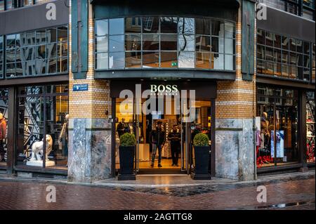 Amsterdam, Paesi Bassi. Xxi Dec, 2019. Una vista di Hugo Boss store.Questa giornata segna la fine della stagione di shopping che ha avuto inizio il venerdì nero. In Amsterdam, migliaia di turisti e persone hanno preso le principali vie dello shopping nella capitale olandese a fare gli ultimi acquisti e visite turistiche. Credito: Ana Fernandez/SOPA Immagini/ZUMA filo/Alamy Live News Foto Stock