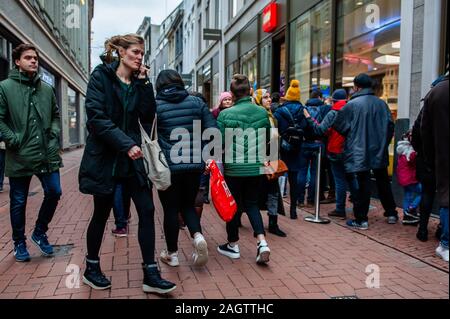 Amsterdam, Paesi Bassi. Xxi Dec, 2019. Gli amanti dello shopping sono visto attorno a piedi i negozi.Questo giorno segna la fine della stagione di shopping che ha avuto inizio il venerdì nero. In Amsterdam, migliaia di turisti e persone hanno preso le principali vie dello shopping nella capitale olandese a fare gli ultimi acquisti e visite turistiche. Credito: Ana Fernandez/SOPA Immagini/ZUMA filo/Alamy Live News Foto Stock