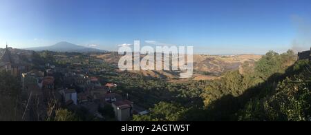 Giugno 09, 2018 - Motta, Sicilia, Italia. Una splendida vista panoramica dalla splendida città di Motta, in Sicilia. Foto Stock