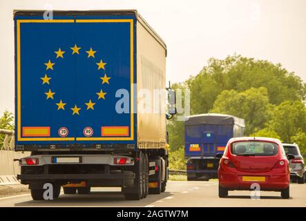 Un camion che viaggia lungo un'autostrada nel Regno Unito. Foto Stock