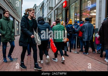 Gli amanti dello shopping sono visto attorno a piedi i negozi.Questo giorno segna la fine della stagione di shopping che ha avuto inizio il venerdì nero. In Amsterdam, migliaia di turisti e persone hanno preso le principali vie dello shopping nella capitale olandese a fare gli ultimi acquisti e visite turistiche. Foto Stock