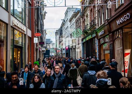 Una vista di una delle principali vie dello shopping con gli acquirenti.Questa giornata segna la fine della stagione di shopping che ha avuto inizio il venerdì nero. In Amsterdam, migliaia di turisti e persone hanno preso le principali vie dello shopping nella capitale olandese a fare gli ultimi acquisti e visite turistiche. Foto Stock