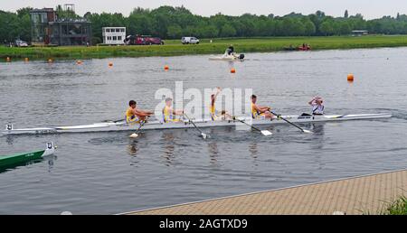 Warrington Rowing Club quad sull'acqua, presso scuole nazionali regata, Dorney Lake, Eton College Centro di Canottaggio, Berks, Inghilterra, SL4 6QP Foto Stock