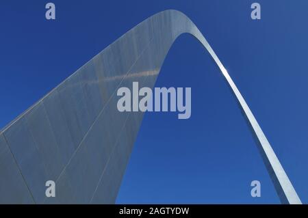 Dettaglio del Gateway Arch a St Louis, MO, progettato dall'architetto Eero Saarinen e completato nel 1965. Il punto di riferimento si trova presso il fiume Mississippi. Foto Stock